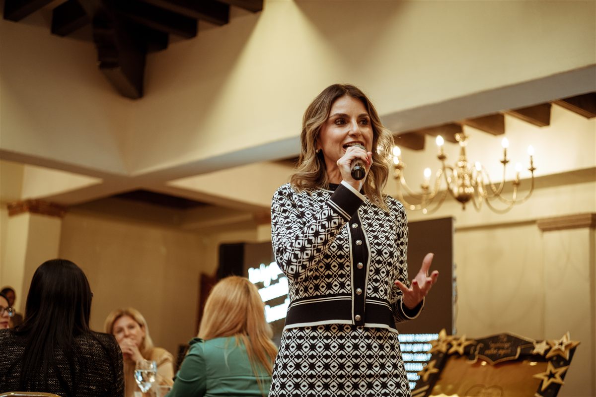 Gabriela Sosa compartiendo su metodología Venta con Espíritu en un evento