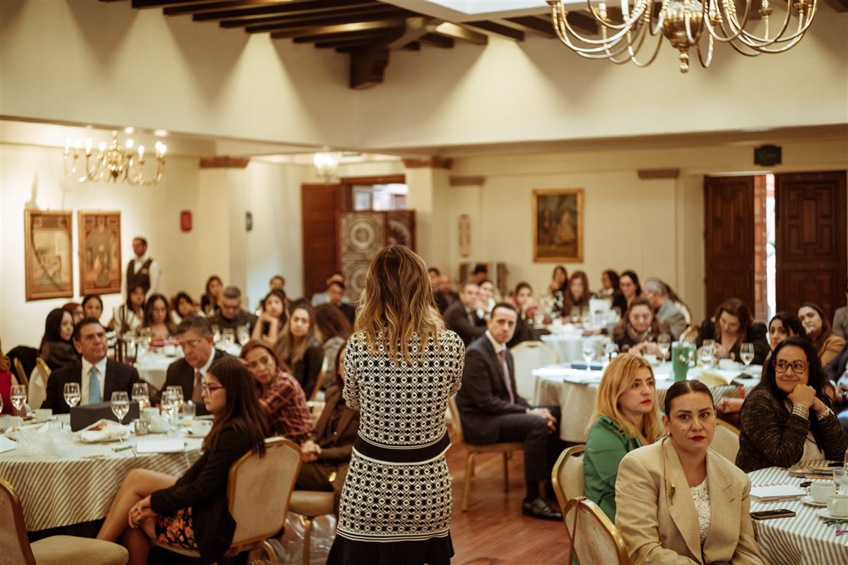Gabriela Sosa dirigiéndose a los asistentes de un evento